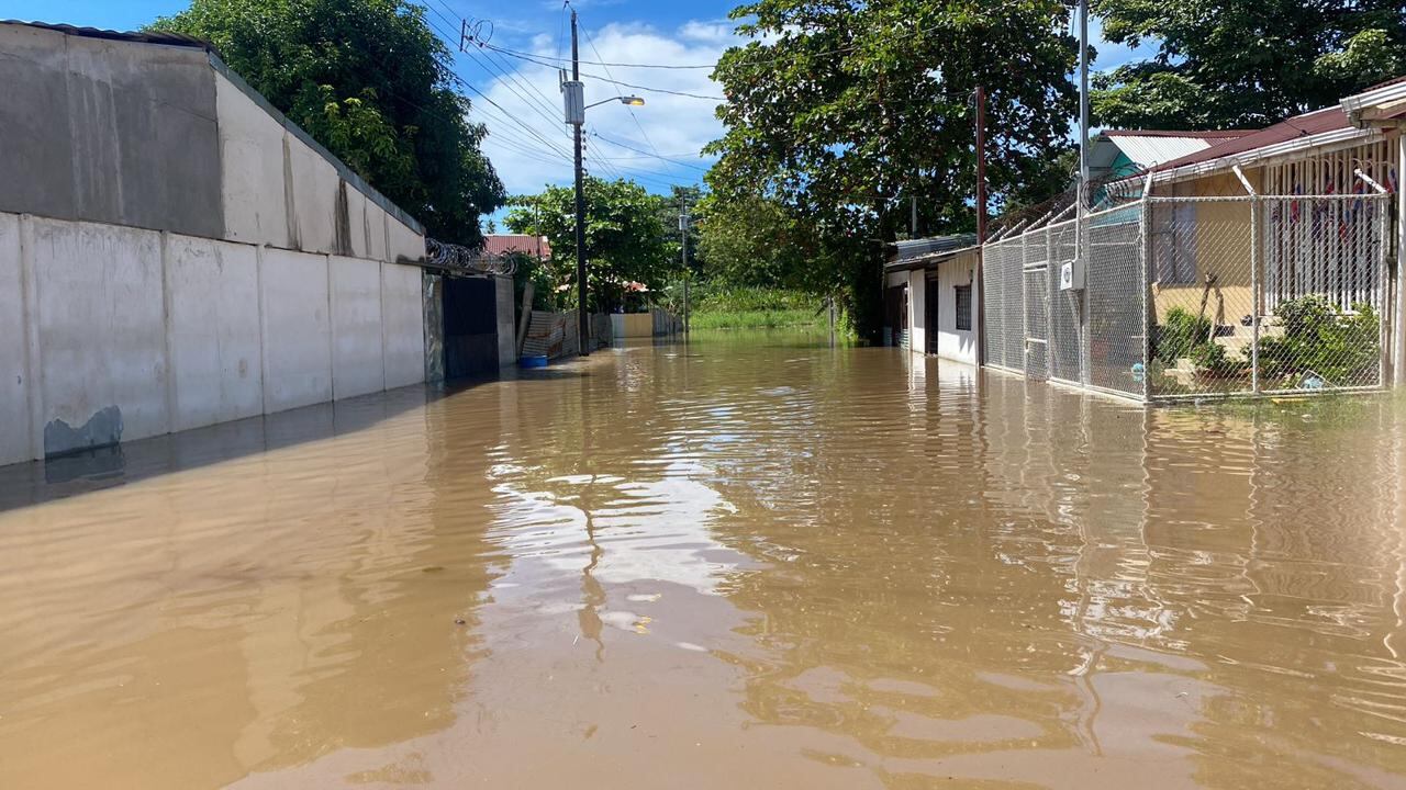 Bomberos y Cruz Roja ayuda a los afectados por inundaciones en Bella Vista, Valle Azul y Valle Verde. Foto: Bomberos y Cruz Roja