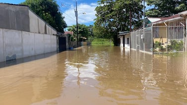Inundaciones desplazan a más de 330 personas a albergues; se esperan más lluvias para este domingo