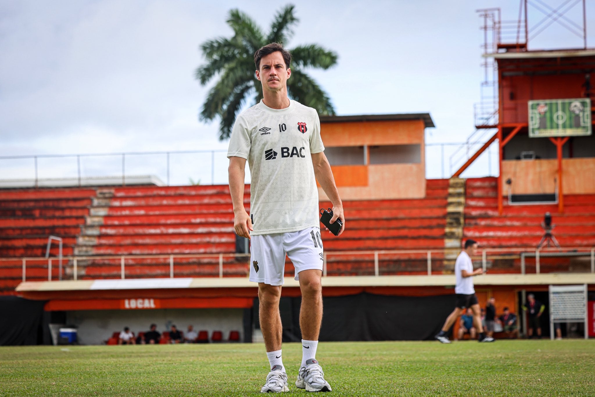 Juan Pablo Añor es titular en el partido entre Puntarenas y Liga Deportiva Alajuelense.