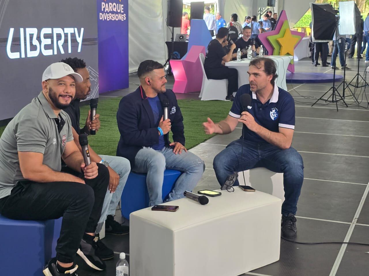 Andrés Carevic junto a los representantes del programa Visión del 10.