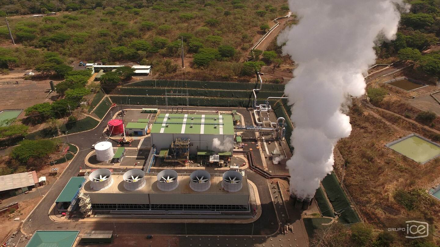 Detalle de la planta de generación de Pailas II (Curubandé, Liberia) que utiliza en vapor y agua proveniente del campo de 21 pozos geotérmicos perforados en las cercanías del volcán Rincón de la Vieja / Grupo ICE para LN.
