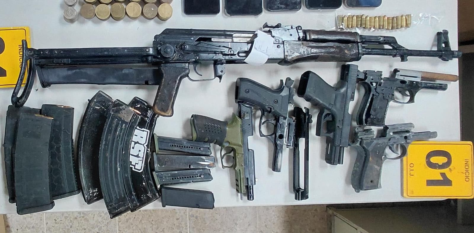 Armas y celulares decomisados a alias Guato