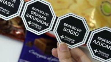 Comisión archiva proyecto de etiquetado nutricional con advertencias sobre calorías, sodio y grasas