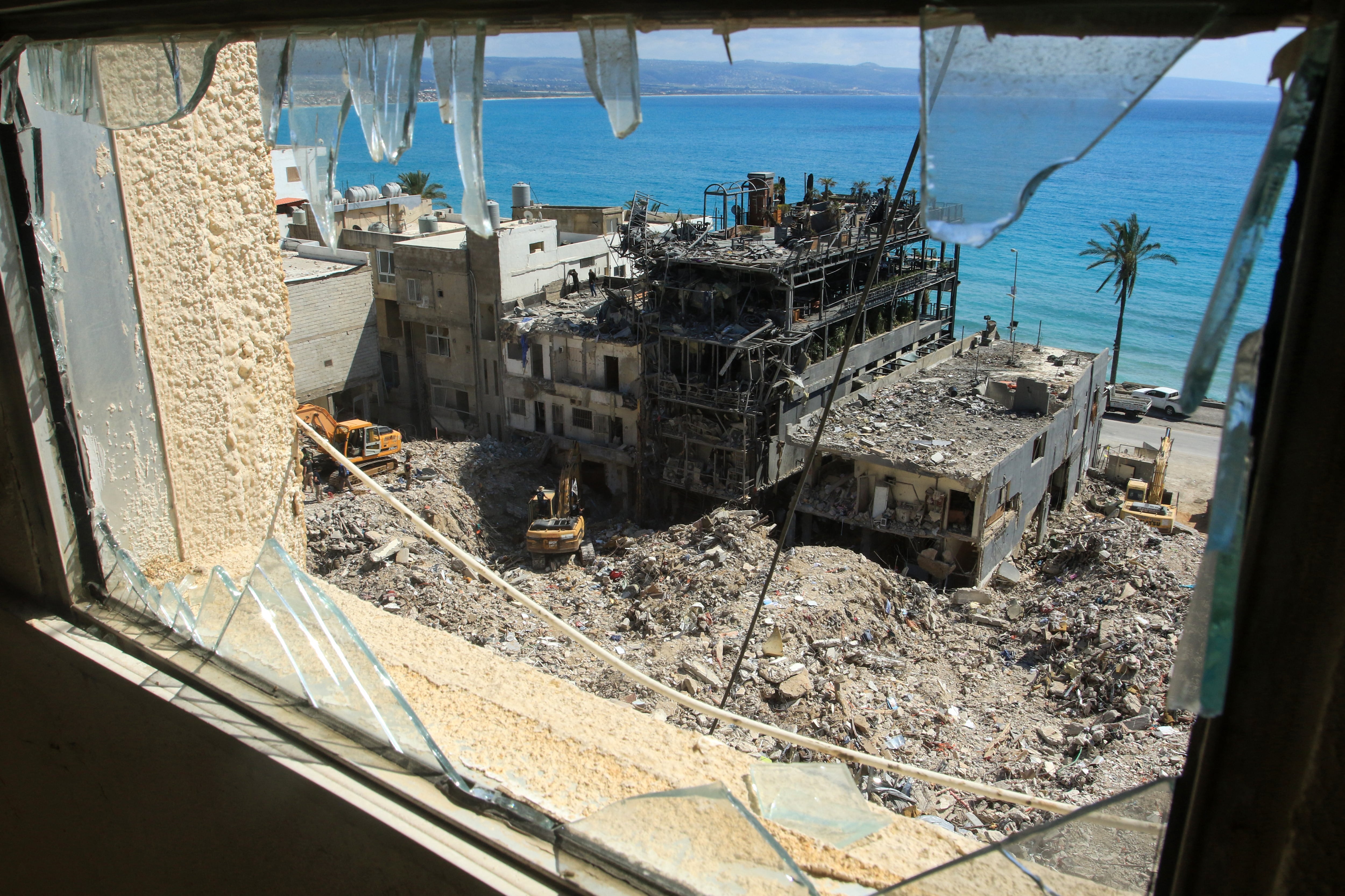 El 21 de abril de 2026, excavadoras retiran los escombros de edificios destruidos por ataques israelíes en busca de supervivientes sepultados en la ciudad costera de Tiro, al sur del Líbano. El ministro de Defensa israelí declaró ese mismo día que la campaña de su país en el Líbano se basaba en la presión militar y diplomática para desarmar a Hezbolá, aliado de Irán. Si bien la tregua entre Israel y el Líbano entró en vigor el 17 de abril, las tropas israelíes siguen presentes y combatiendo activamente a los militantes de Hezbolá en el sur del Líbano.
