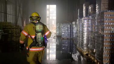 Bomberos impide destrucción de 30 millones de latas de cerveza en mayor incendio del año en Desamparados