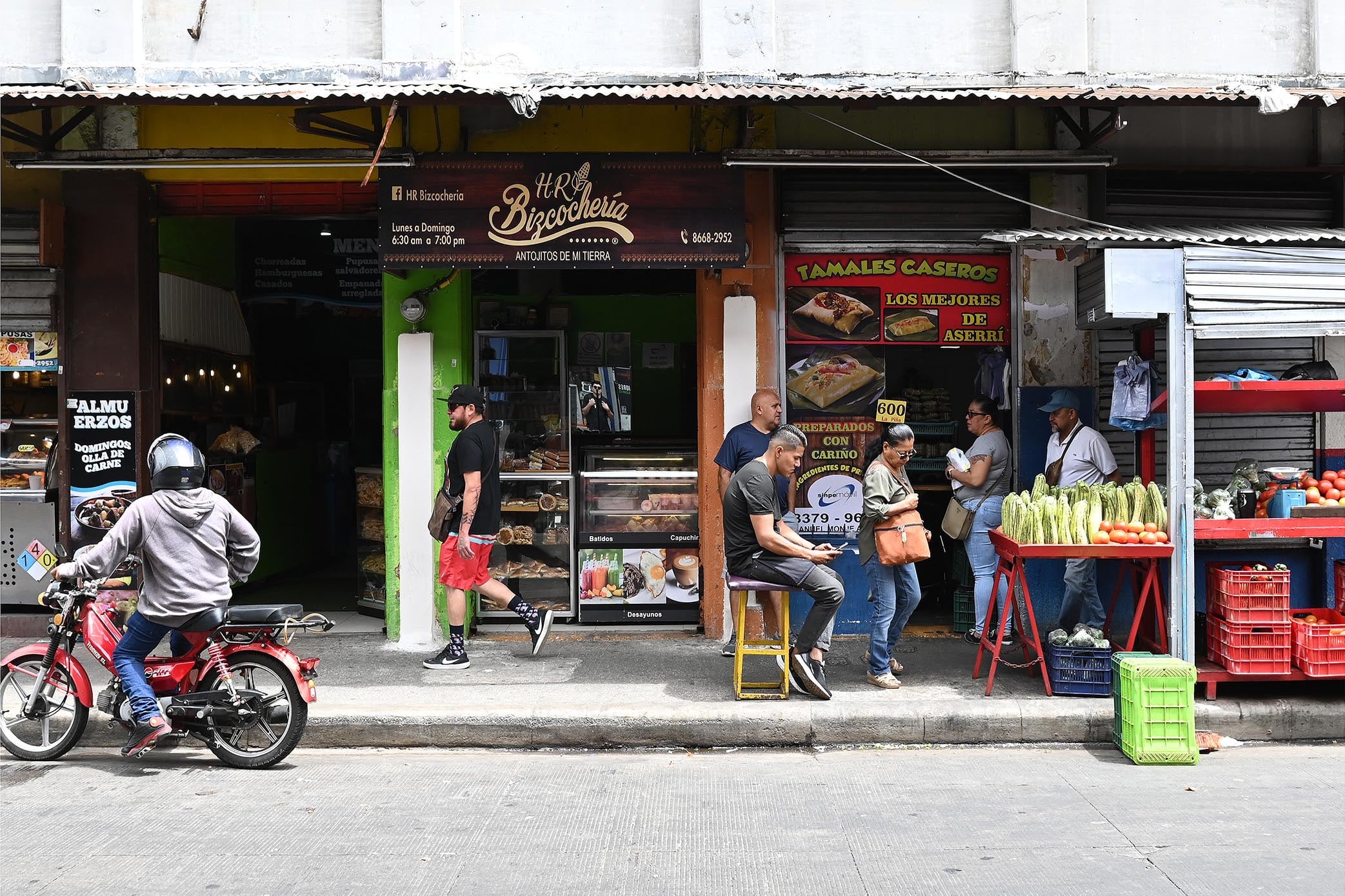 24 de marzo del 2025. San José. 10:00 hrs. Recorrido por comercios josefinos para documentar el nivel de insegiuridad que experimentan los propietarios ante la creciente ola de violencia, de robos e indigencia que afecta de forma directa sus negocios. En la foto: Ester Rodríguez de HR Biscochería. Foto: Albert Marín para la Nación.