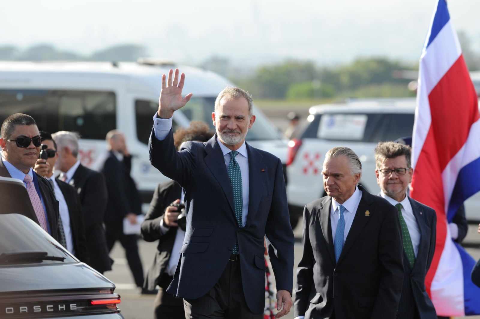 El rey Felipe VI de España saluda a su llegada este jueves a Costa Rica, en la Base 2 del Aeropuerto Internacional Juan Santamaría, en Alajuela. El monarca asistirá mañana a la toma de posesión de Laura Fernández como presidenta de la República.