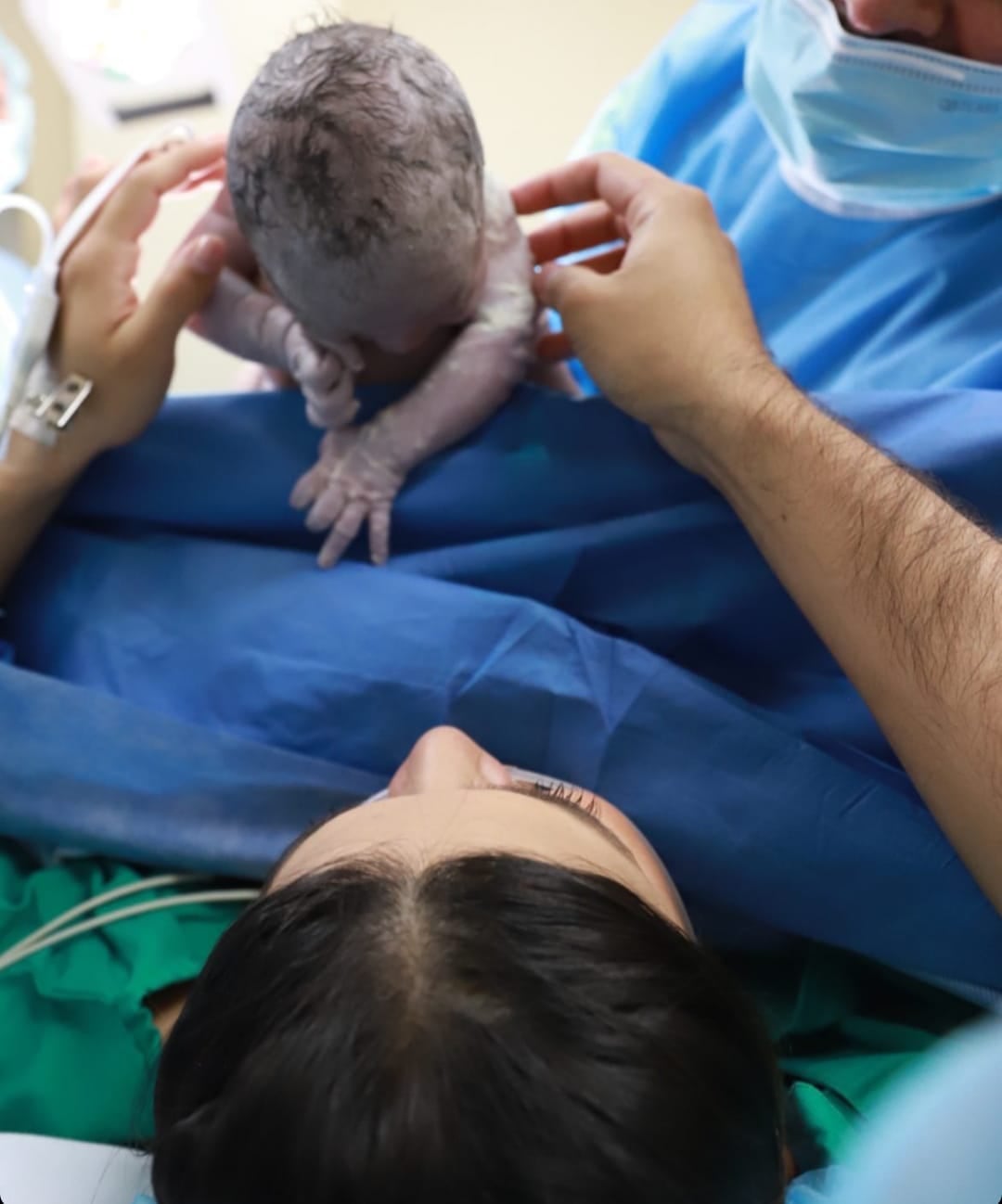 Esta es una de las fotos que compartió Michelle Naranjo recibiendo a su pequeño. Foto: Instagram -