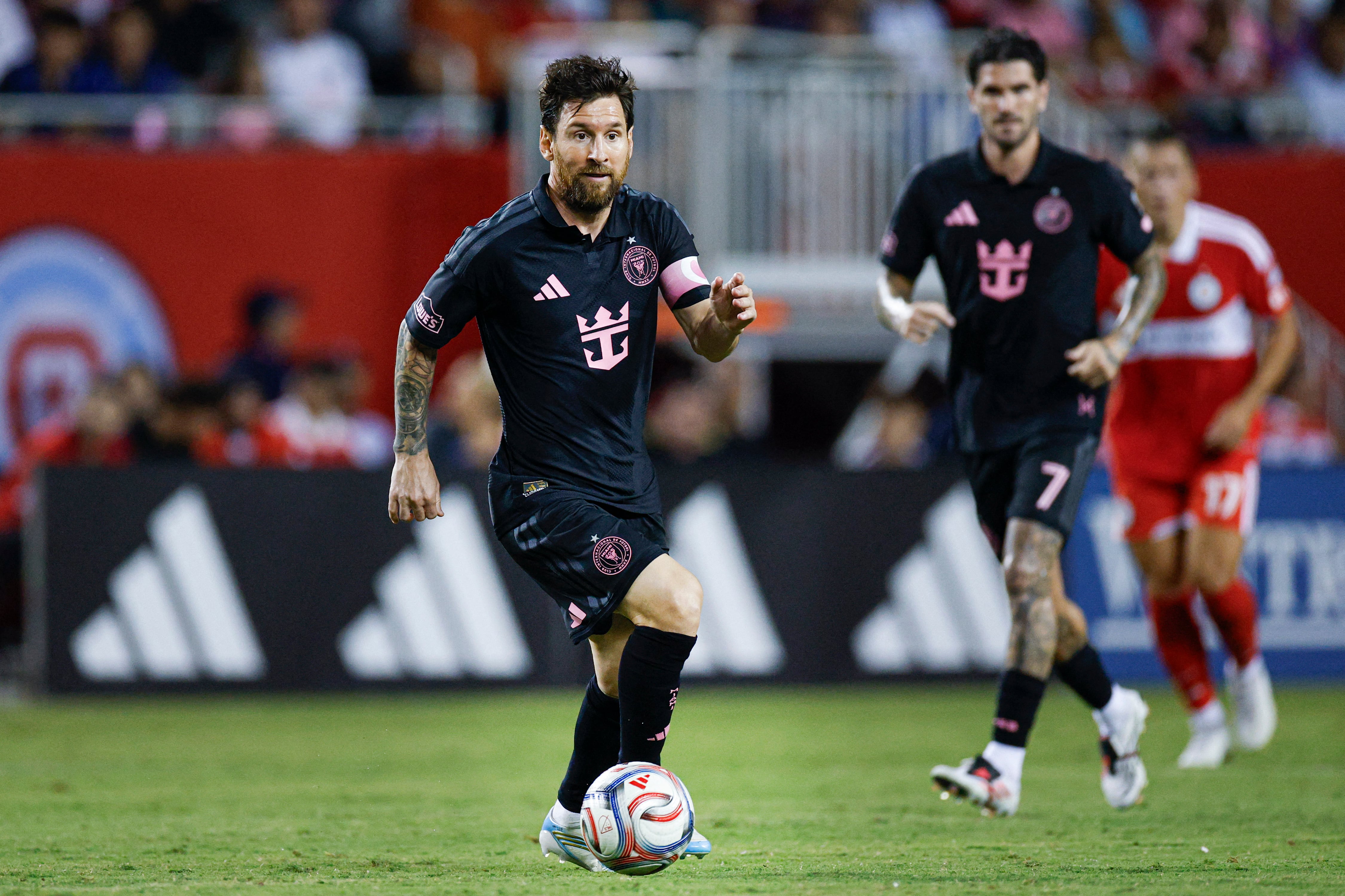 Lionel Messi controla el balón en el partido del Inter Miami ante Chicago Fire en el Soldier Field de Chicago, este 9 de setiembre por la MLS. El astro invertirá en un club de España.