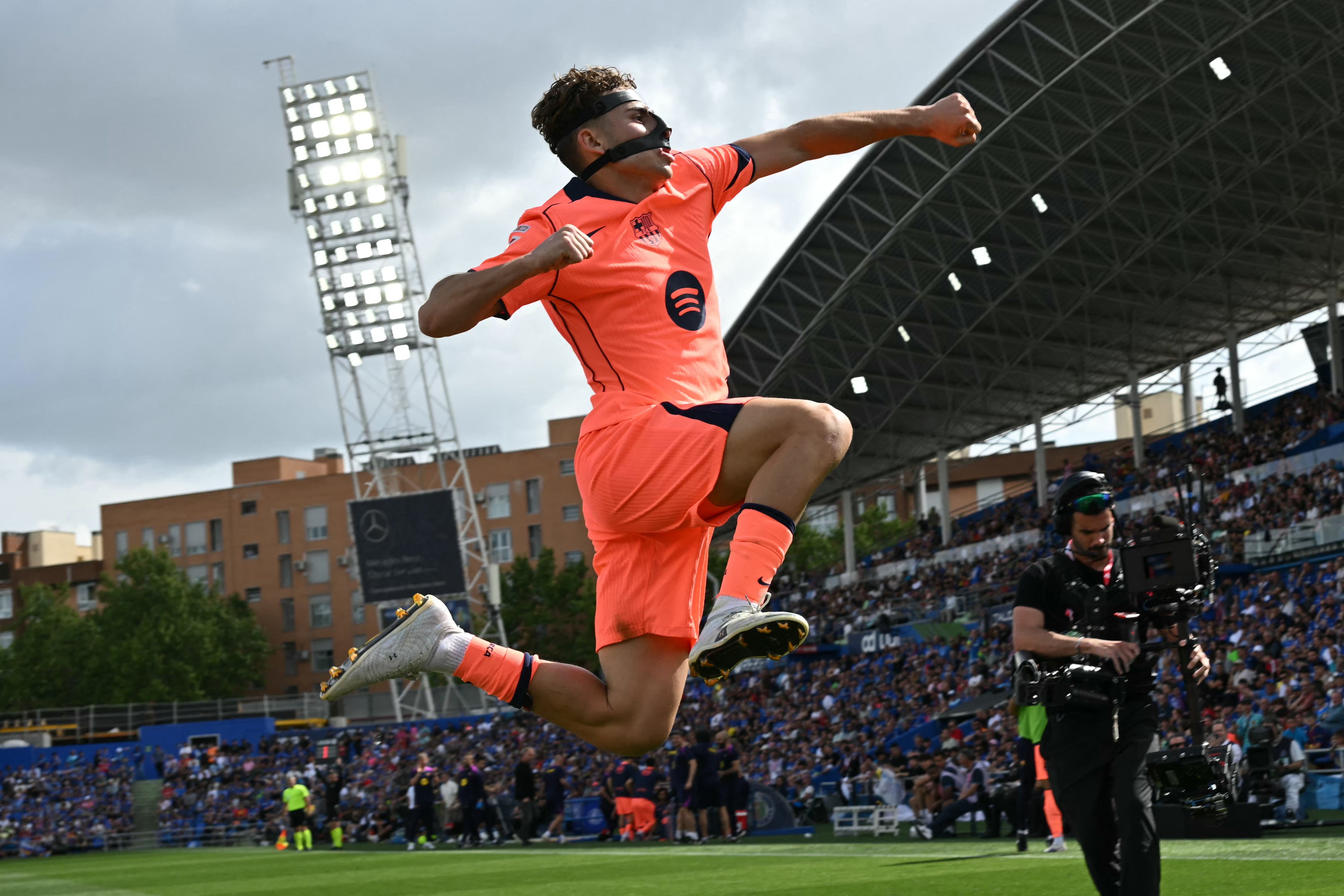 El volante del Barcelona Fermín López celebra el primer gol ante el Getafe, que acerca a los catalanes al título en España.
