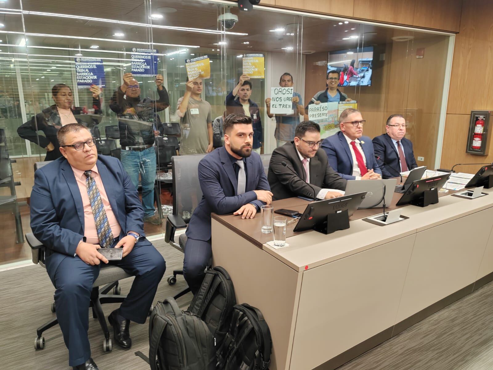 Vecinos de Paraíso acudieron este martes para reclamar al MOPT y a Incofer por el incumplimiento de la promesa de llevar el tren hasta el centro de ese cantón. Foto: Asamblea Legislativa.