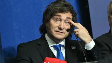 Nuevo escándalo en Argentina: Jefe de gabinete de Milei admite que omitió declarar medio millón de dólares
