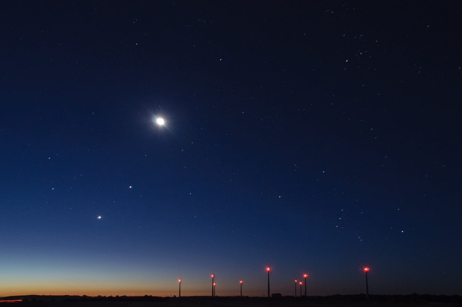 Luna creciente y tres planetas formarán un espectáculo visible al anochecer esta semana