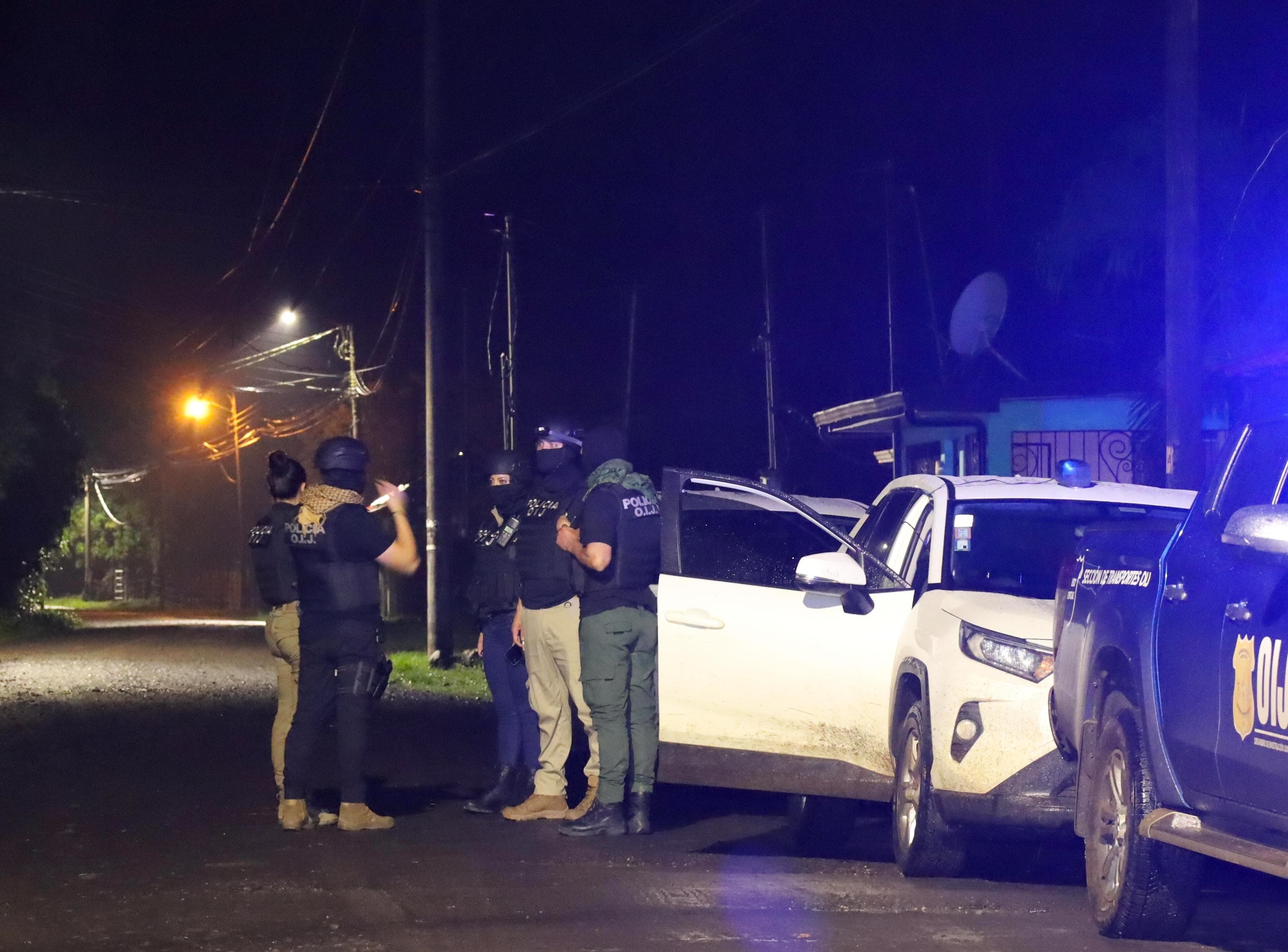 Agentes judiciales en la escena del homicidio la madrugada de este jueves en Pacuarito. Fotografía: