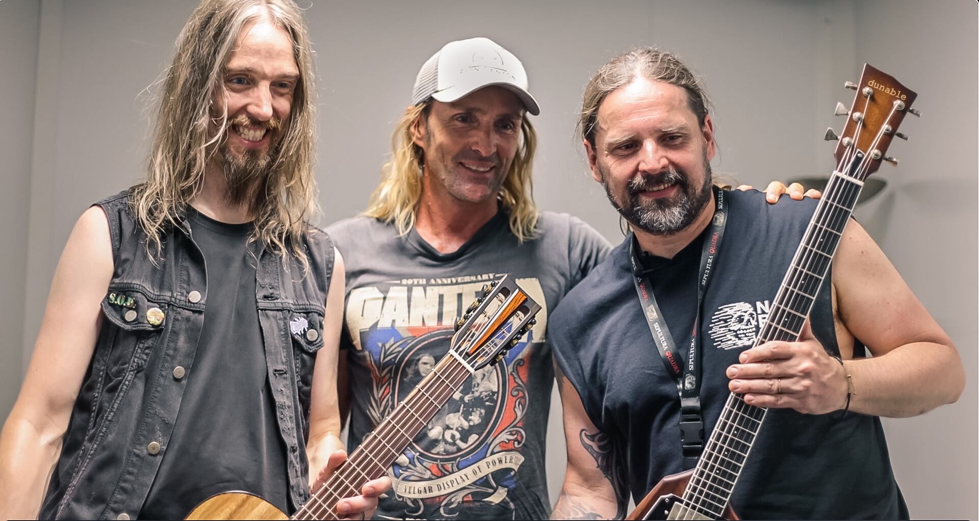 Tres músicos de metal posando para la foto.