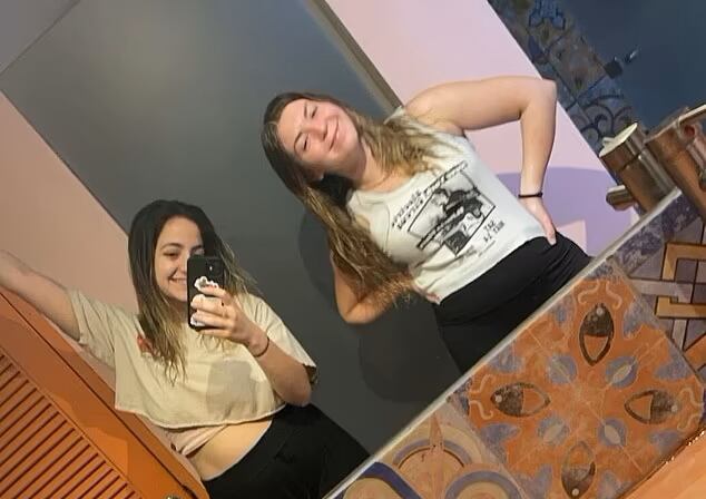 Lynne y su amiga, dos jóvenes de Nueva York, confundieron San José, California, con San José, Costa Rica, y tras múltiples escalas y contratiempos, lograron llegar al país centroamericano, donde finalmente disfrutaron sus vacaciones. El error les costó más de $1.500 adicionales por persona.