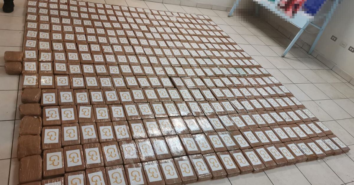 Las autoridades hallaron 366 paquetes, de un kilo aproximadamente, en la lancha interceptada el sábado por la noche en el Pacífico central. (Foto: cortesía MSP)