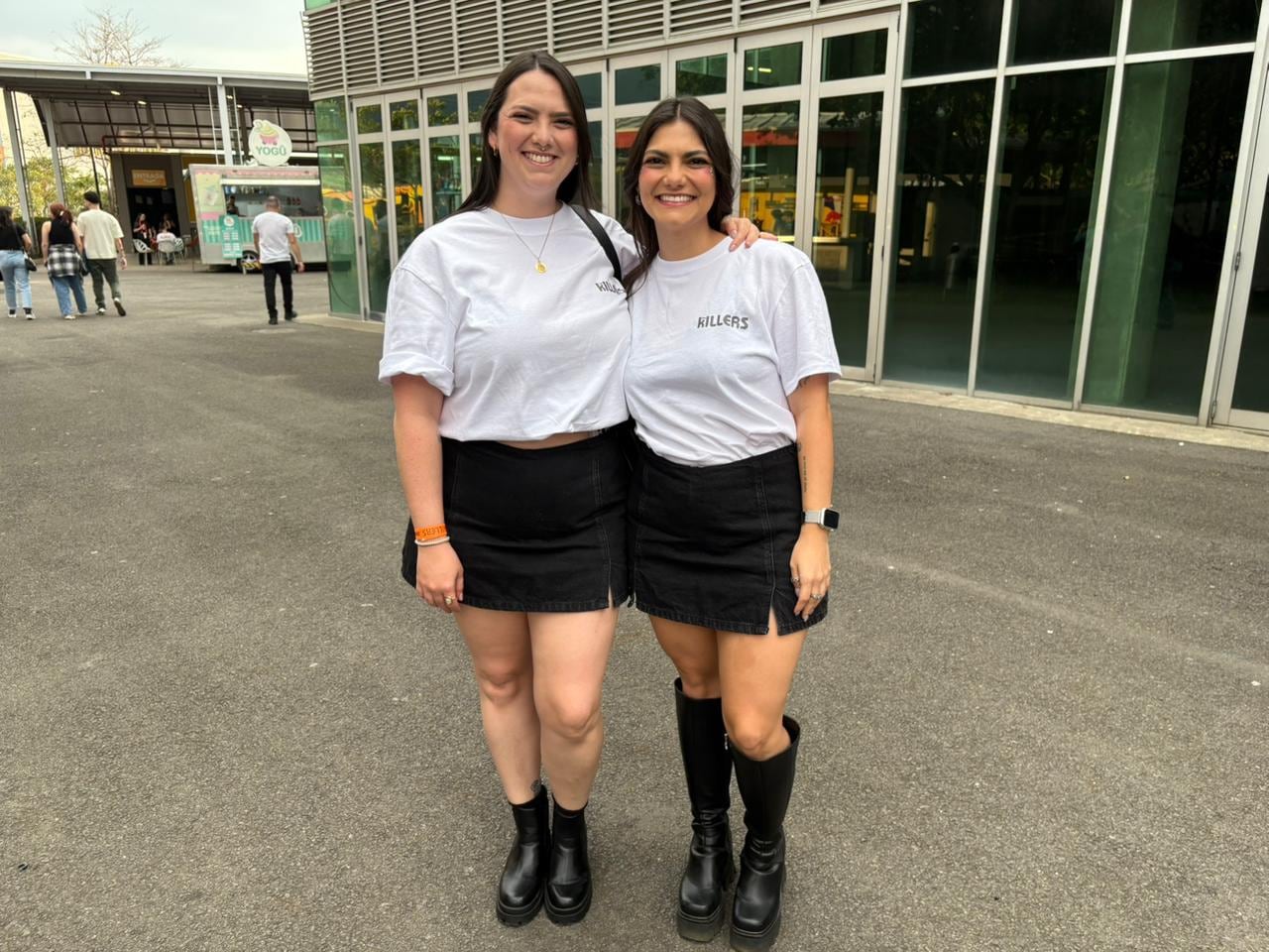 Estas hermanas con un año de diferencia llevan 20 años escuchando 'The Killers' y por primera vez verán a la banda.