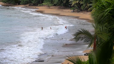 Puerto Viejo, el avance del mar y un debate que confunde causa y consecuencia