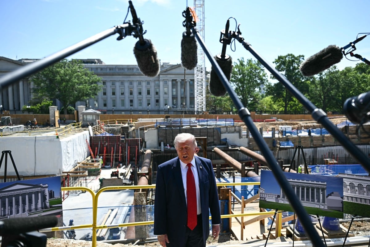 El presidente de Estados Unidos, Donald Trump, habla con la prensa cerca del sitio de construcción de su propuesto salón de baile en la Casa Blanca, en Washington D. C., el 19 de mayo de 2026.