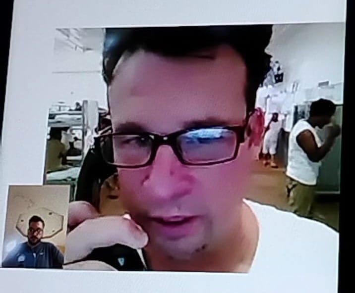 En el mismo lugar que duermen, también atienden llamadas, se asean y, si los ánimos lo permiten, se dan un momento para entreterse conversando.
