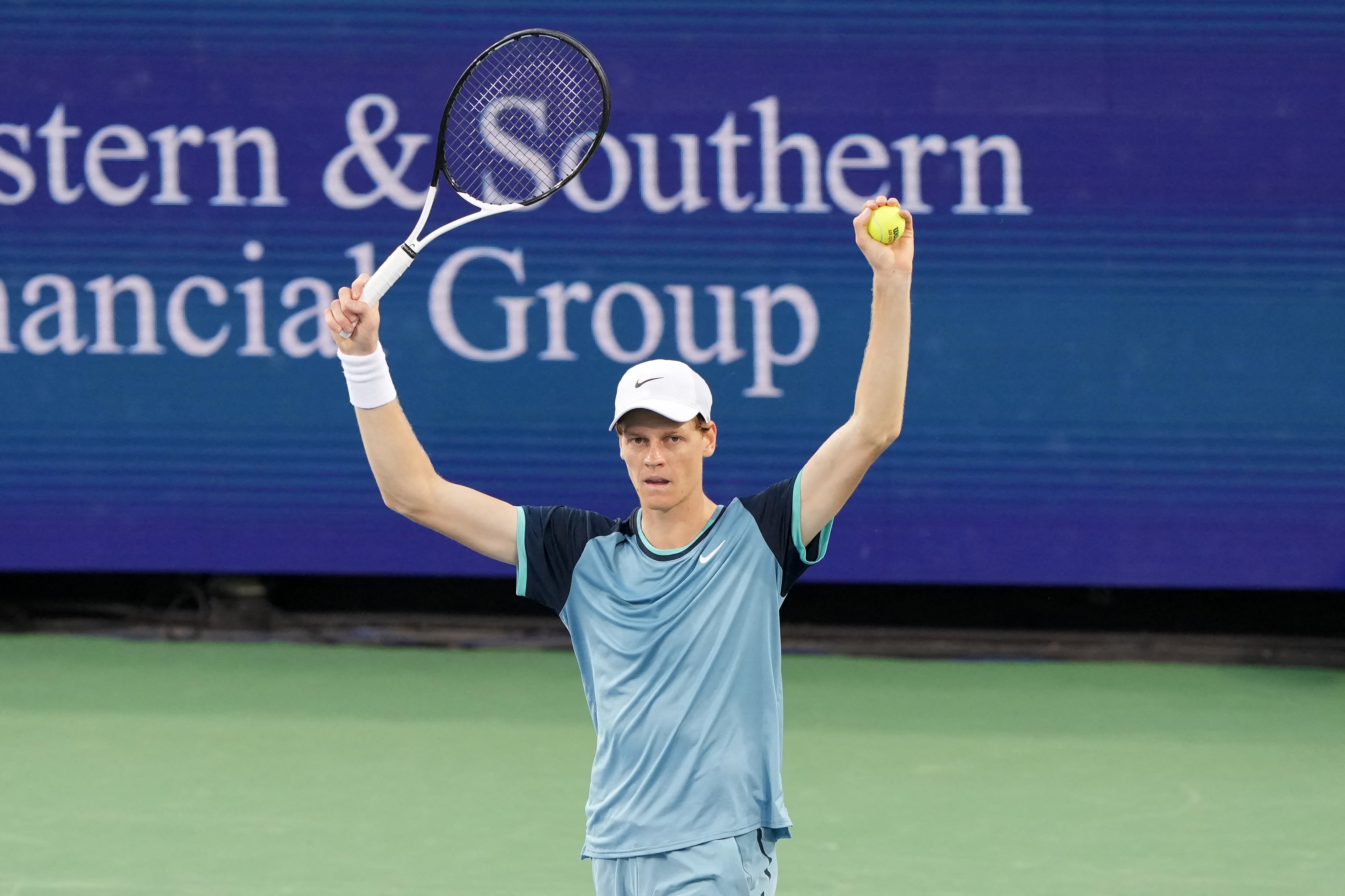 MASON, OHIO - AUGUST 19: Jannik Sinner of Italy celebrates after defeating Frances Tiafoe of the United States 7-6, 6-2 to win the men's champinship of the Cincinnati Open at the Lindner Family Tennis Center on August 19, 2024 in Mason, Ohio. Dylan Buell/Getty Images/AFP (Photo by Dylan Buell / GETTY IMAGES NORTH AMERICA / Getty Images via AFP)