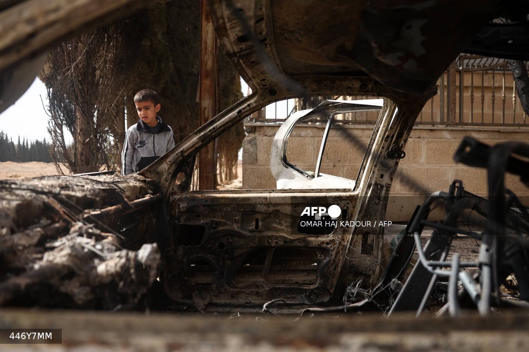 Restos de vehículos destruidos durante los mortales enfrentamientos confesionales en Siria.