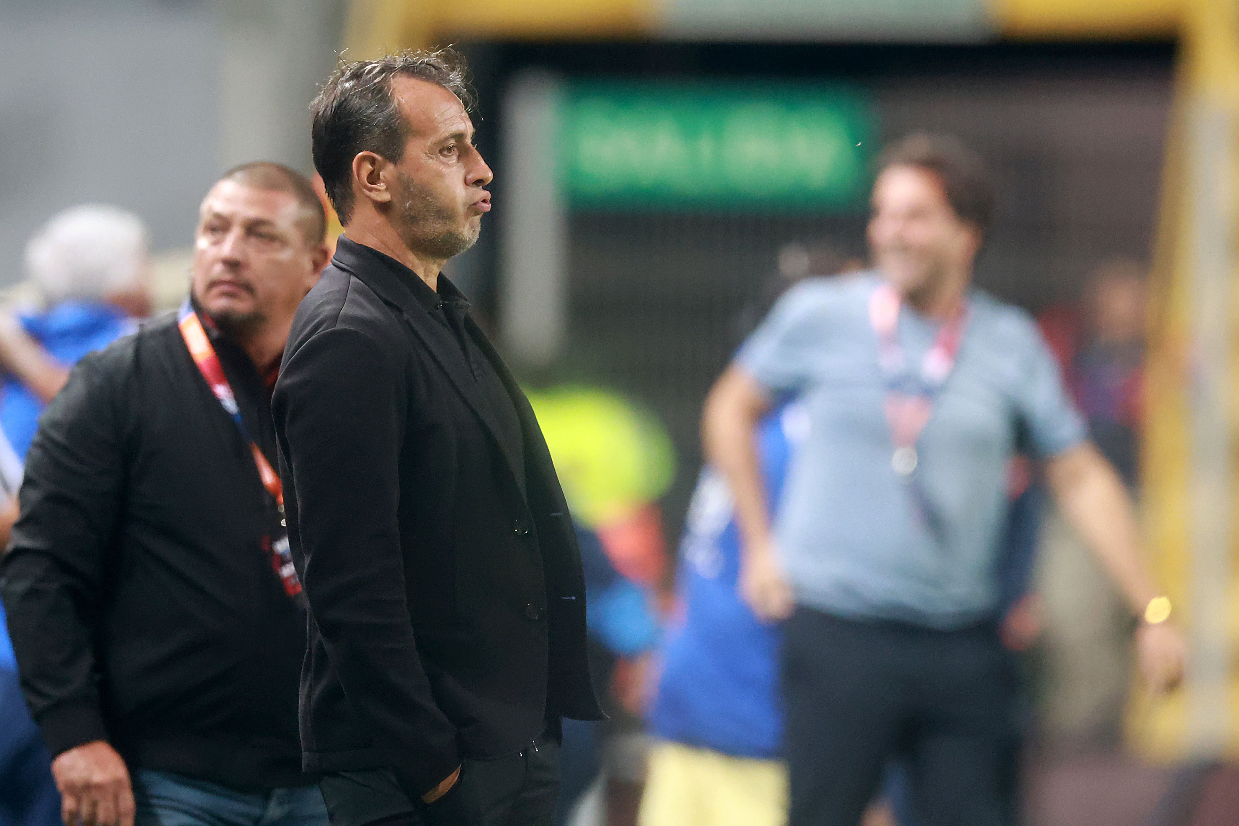 El entrenador Fernando "El Bocha" Batista gesticula tras el partido Costa Rica-Curazao por la Liga de Naciones, el 24 de setiembre. Ahí entró a un túnel del que nunca salió.