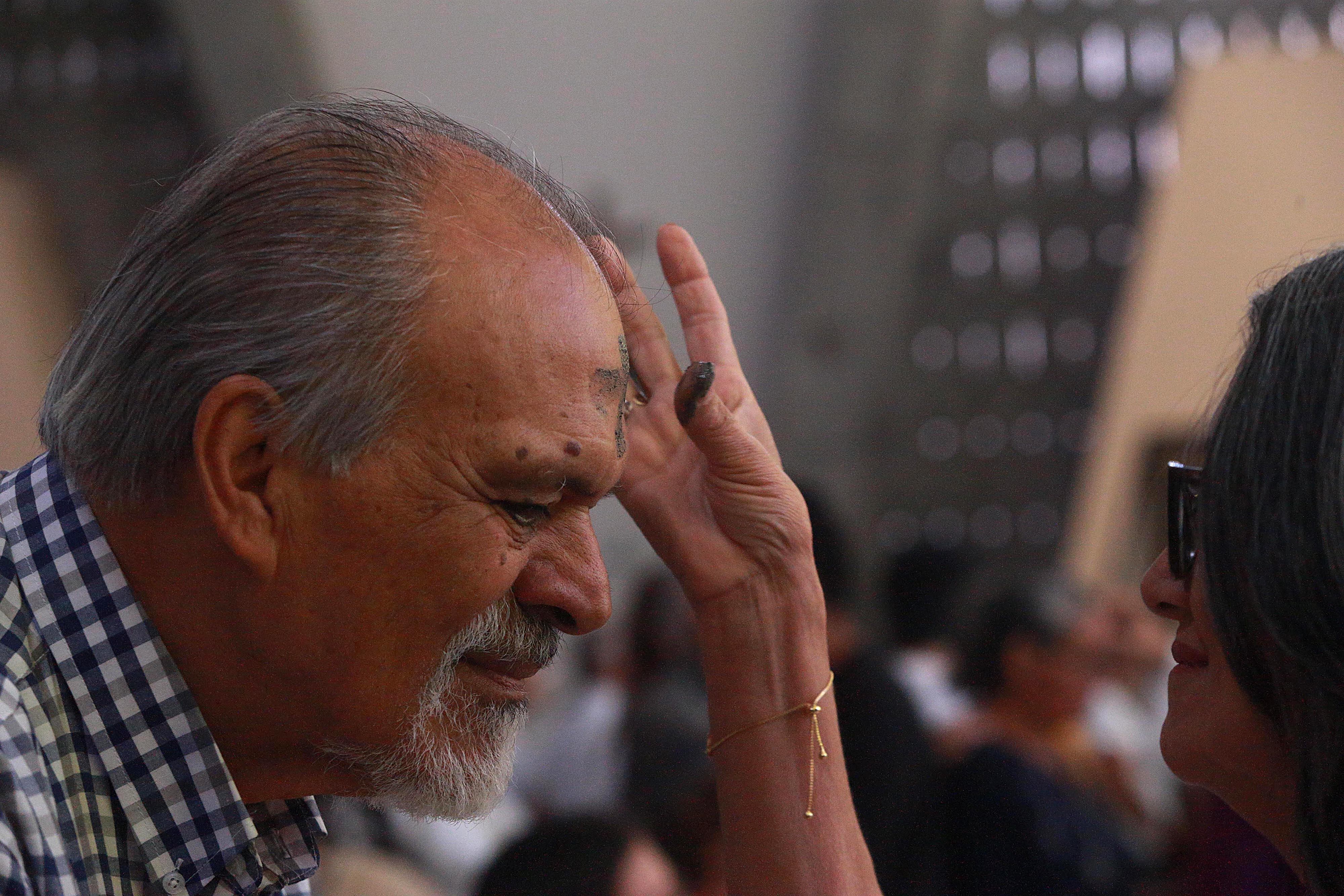 14/02/2023 Turrialba. Este miércoles se celebró la tradicional Misa de Ceniza, ceremonia que marca el inicio de la Cuaresma, un periodo de cerca de 40 días durante el cual las personas católicas se preparan para la Pascua de la muerte y resurección de Jesús. En la parroquia San Buenaventura, de este cantón cartaginés, fue el vicario Luis Arce fue quien presidió la eucaristía y además él mismo, con la colaboración de tres ministros de la Eucaristía, se encargó de signar con la cruz en la frente de los fieles. Foto: Rafael Pacheco Granados