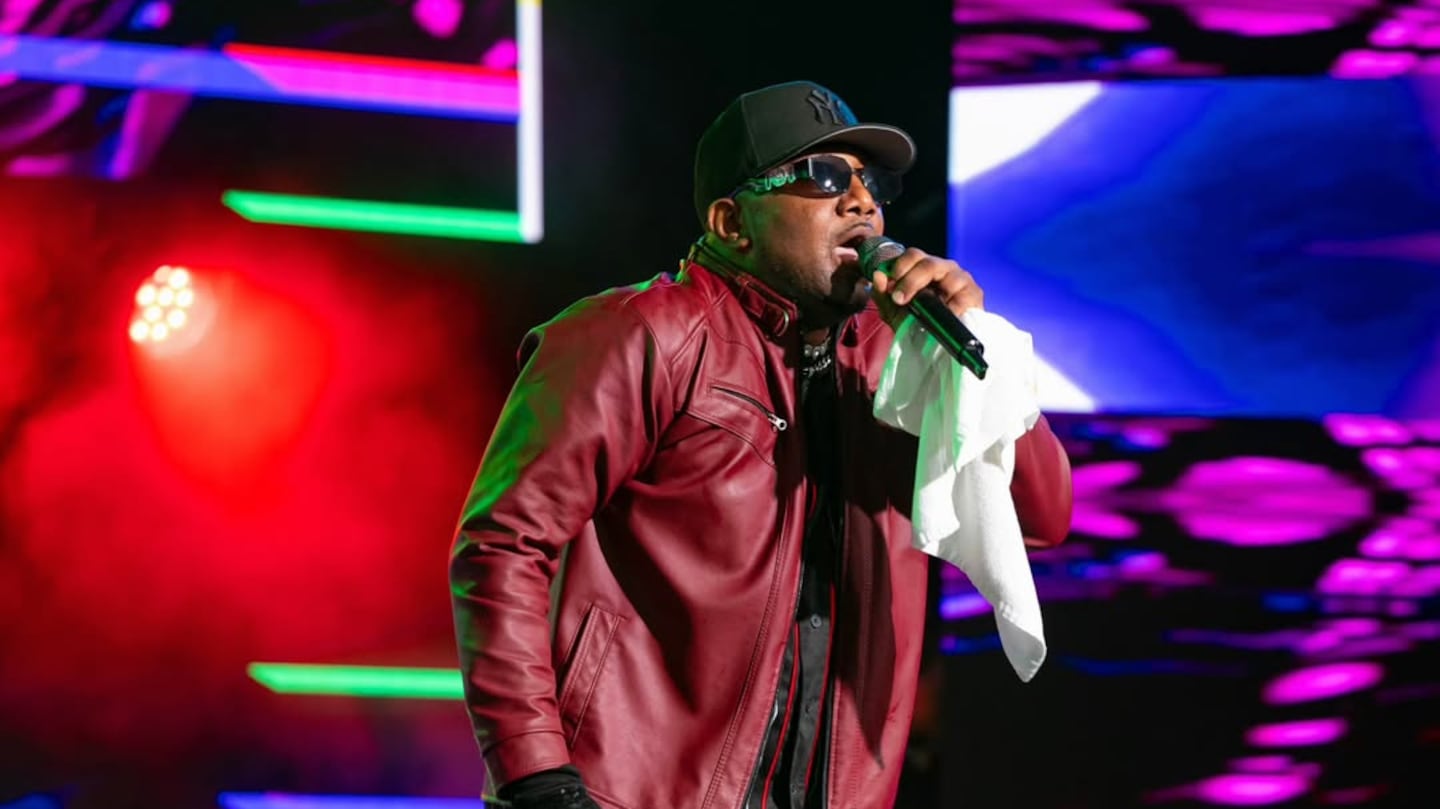 Cantante panameño protagonizó polémica escena en La Cali que sacude la escena tica: vea el video