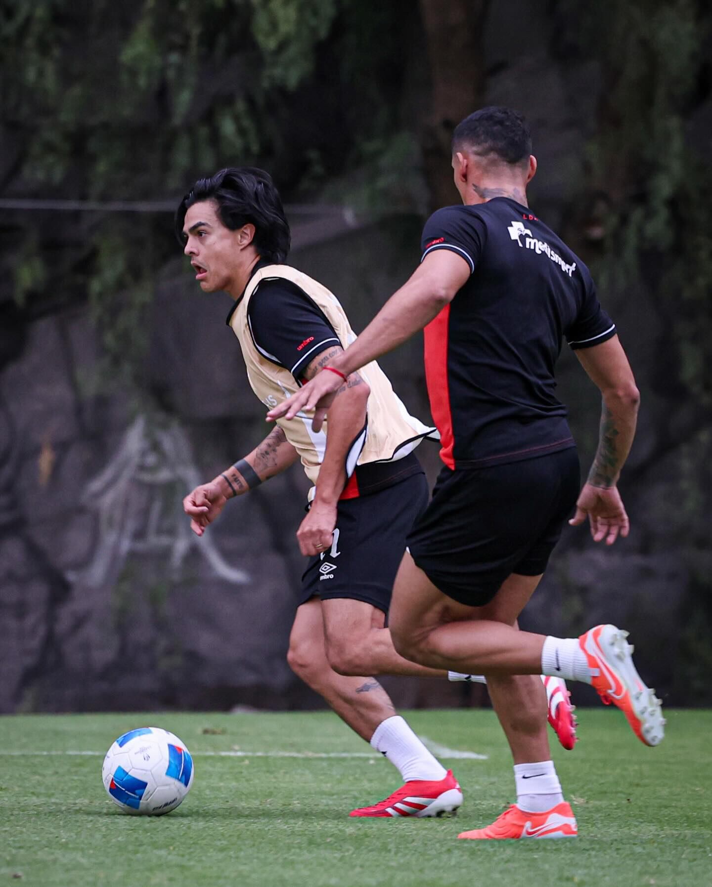 Diego Campos y Fernando Piñar quieren hacerlo bien en el primer round de Liga Deportiva Alajuelense contra Pumas, en la ida de los octavos de final de la Copa de Campeones de Concacaf.