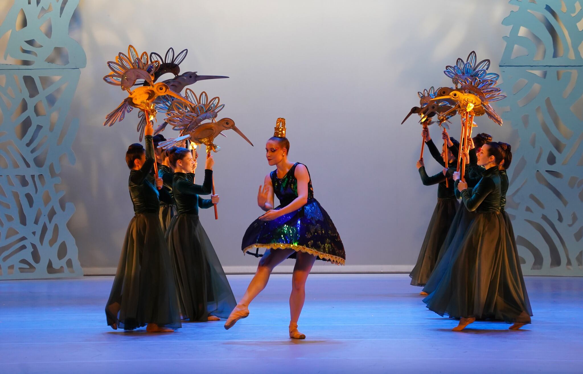 Imágenes de bailarines de ballet interpretando el espectáculo 'En las ramas del ciprés' en el escenario del Teatro Nacional.