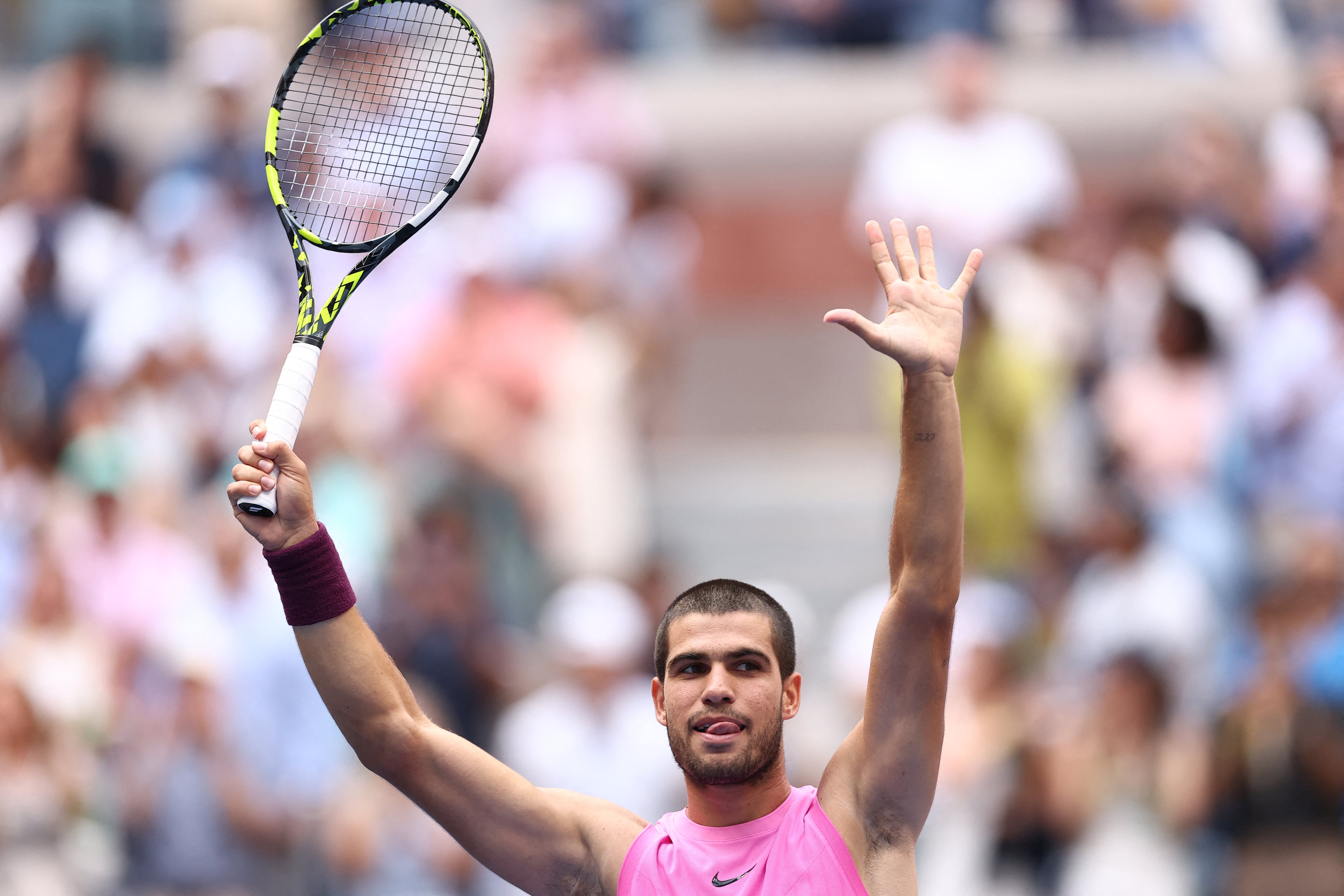 El tenista español Carlos Alcaraz celera tras ganarle la semifinal del Abierto de Estados Unidos al serbio Novak Djokovic.