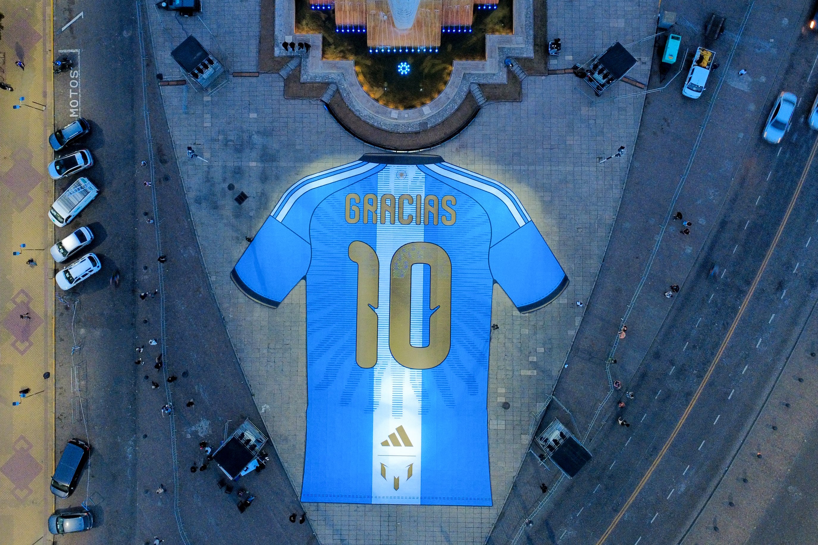 Esta toma aérea muestra una camisa gigante para despedir a Lio Messi en Rosario, su ciudad natal en Argentina, antes de su último partido con la Selección.