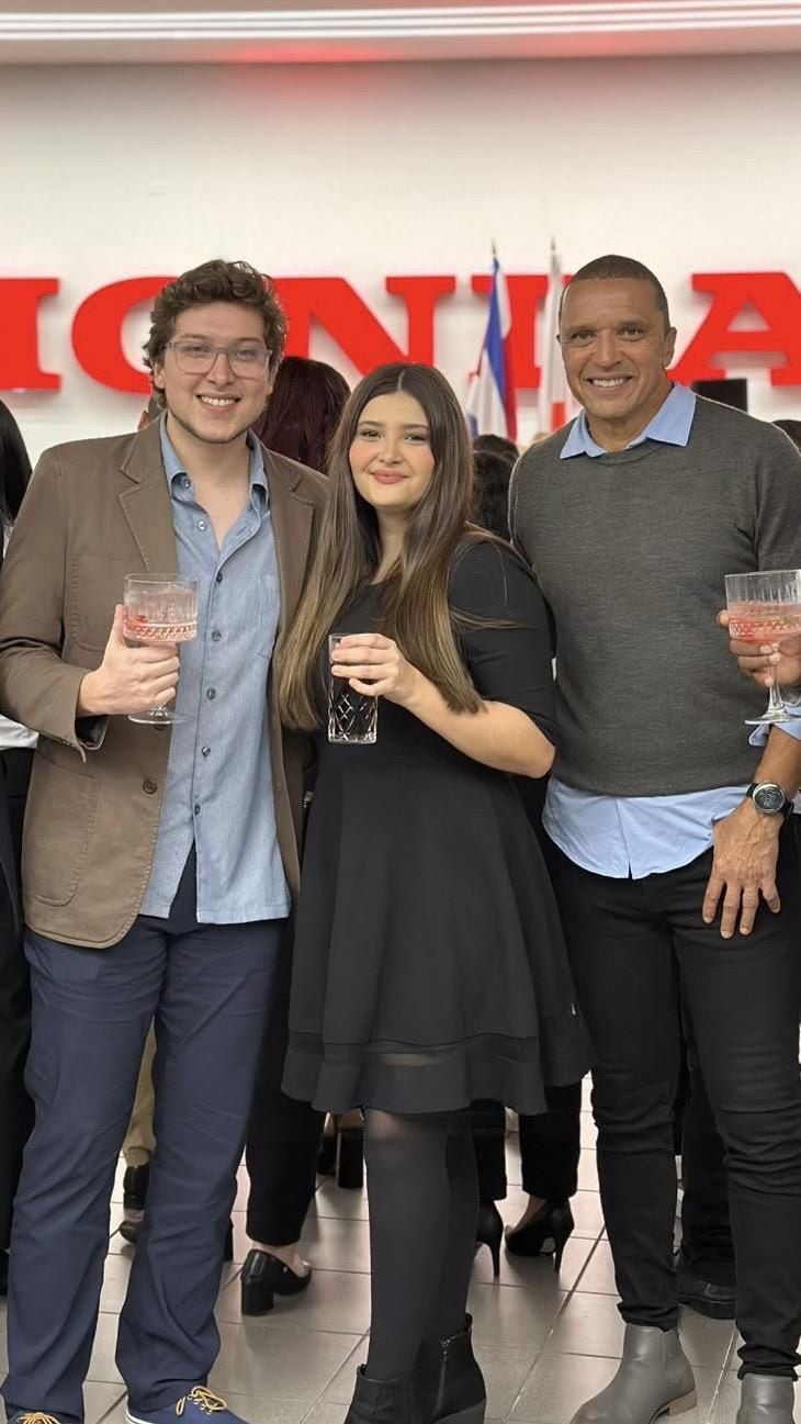 Jeaustin Campos y su hermana Miranada junto a Erick Lonis