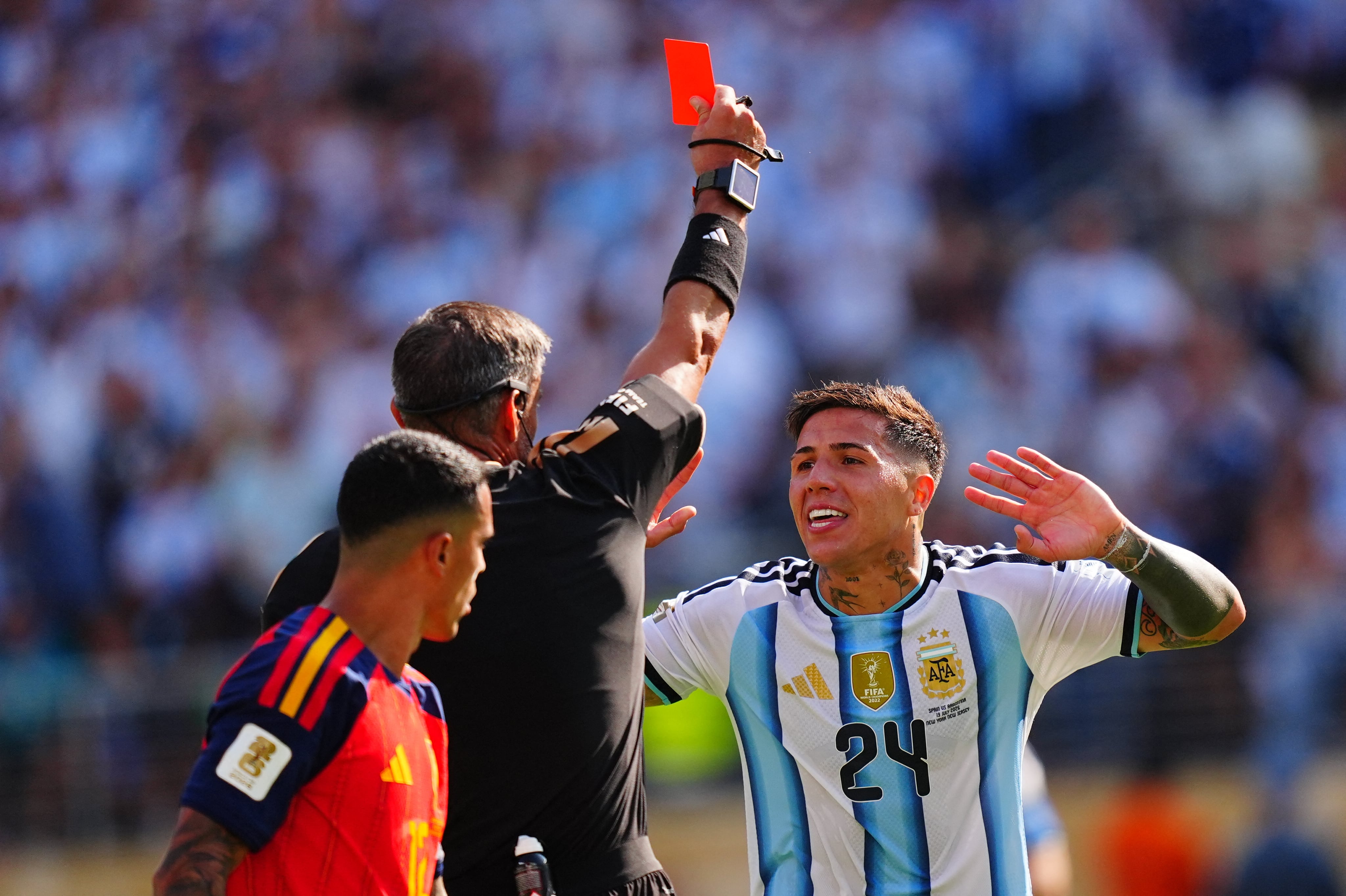Tras la derrota en la final y su expulsión, Enzo Fernández agradeció el apoyo de los aficionados y reafirmó su orgullo por representar a Argentina.
