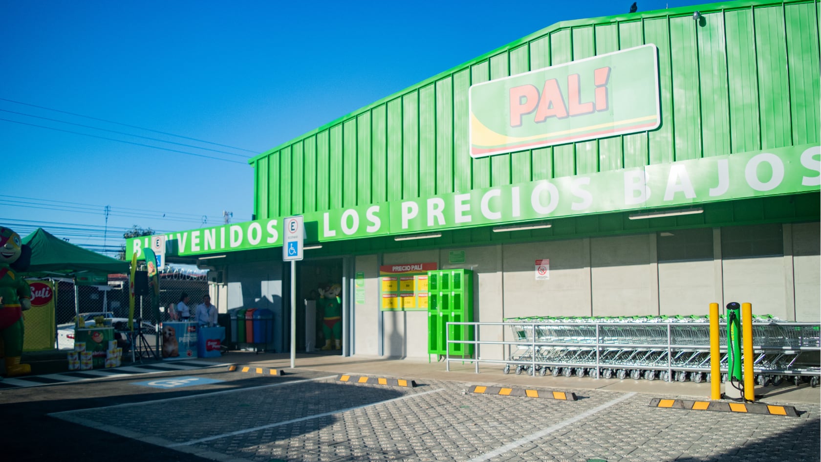 Walmart abrió nuevas tiendas en Tres Ríos y Santa Cruz. Los locales generan empleo y forman parte de su plan de expansión de $600 millones en Costa Rica.