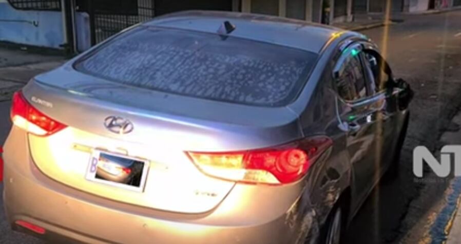 En este carro con las placas ocultas, llevaron al joven baleado a la Cruz Roja de Alajuela, donde dieron la primera atención y trasladaron de urgencia al paciente hasta el hospital local, donde falleció. Foto: Cortesía Noticias La Garita.
