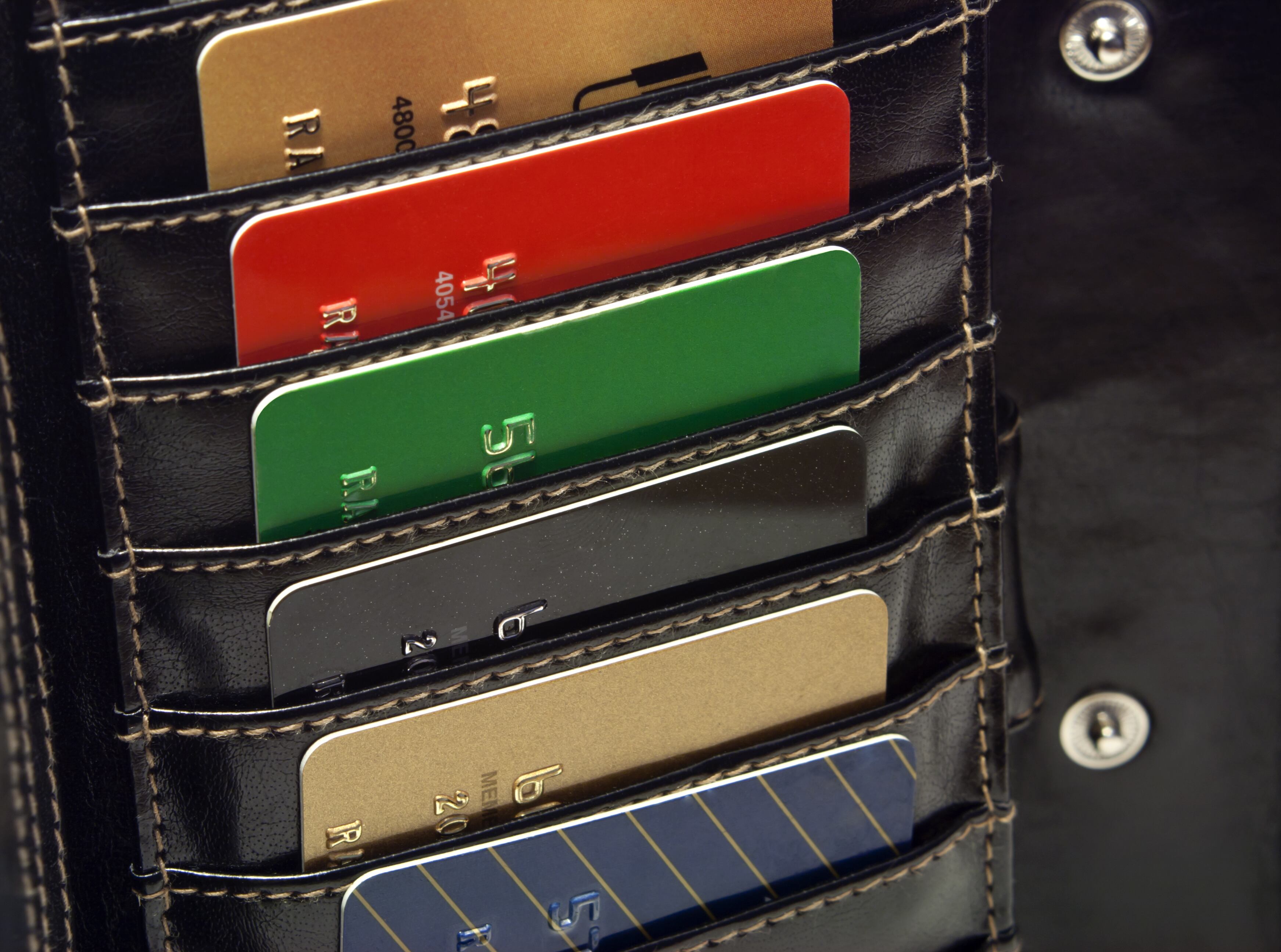 deuda por tarjetas de crédito, endeudamiento, compras a crédito, endeudados