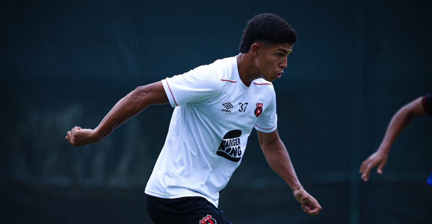 El juvenil Isaac Badilla se entrena con el primer equipo de Liga Deportiva Alajuelense.
