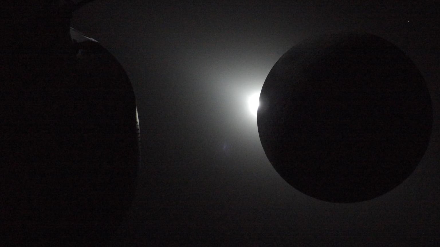 La imagen muestra el momento en que el Sol vuelve a aparecer tras casi una hora de oscuridad. La luz emerge desde el borde de la Luna y marca el cierre del eclipse, mientras la superficie lunar permanece mayoritariamente en sombra.