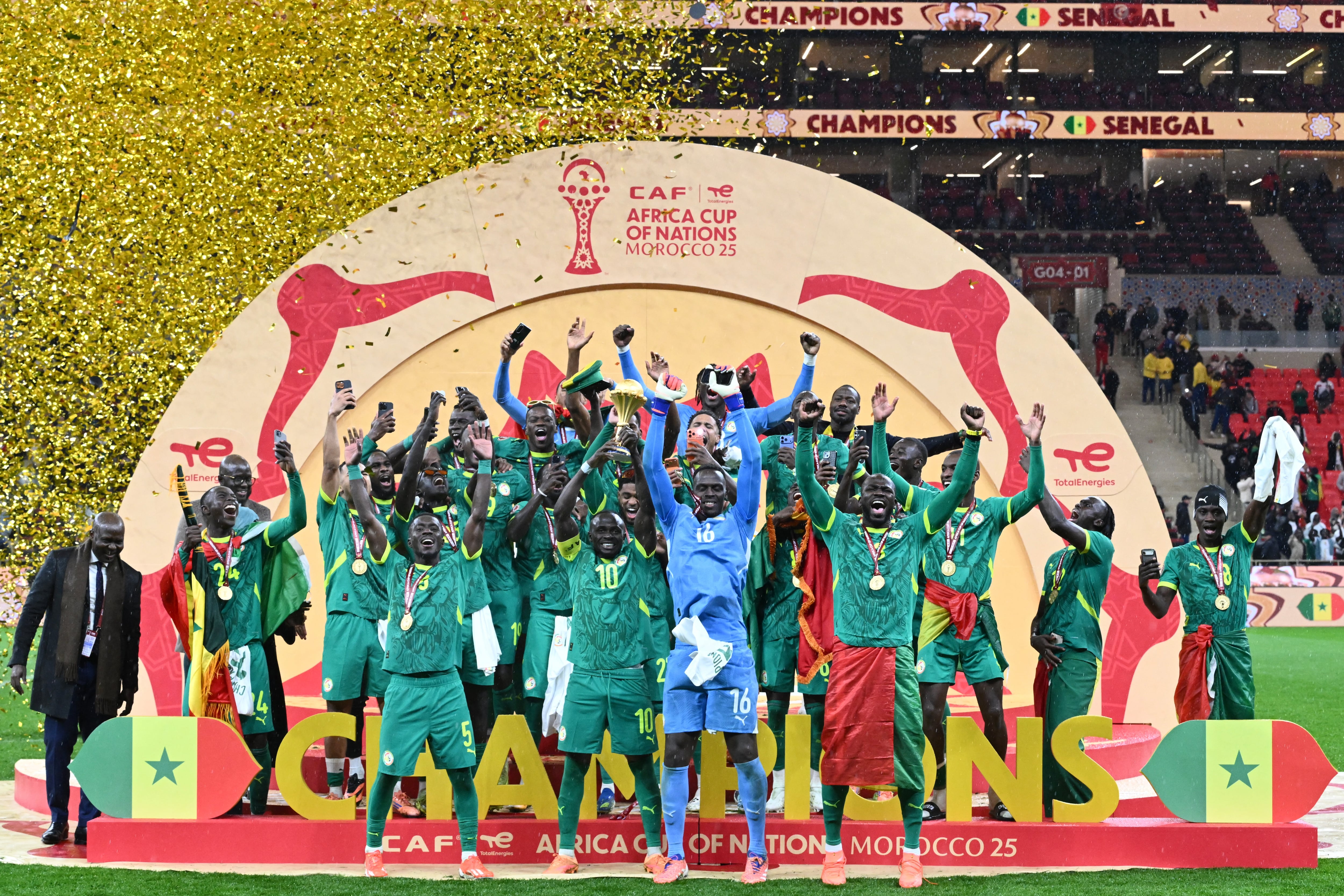 El delantero de Senegal Sadio Mané levanta el trofeo como campeones de la Copa África en Marruecos, tras vencer al equipo local en una final llena de polémica.