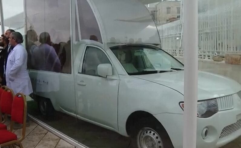 Presentación del papamóvil como clínica para niños en Gaza.