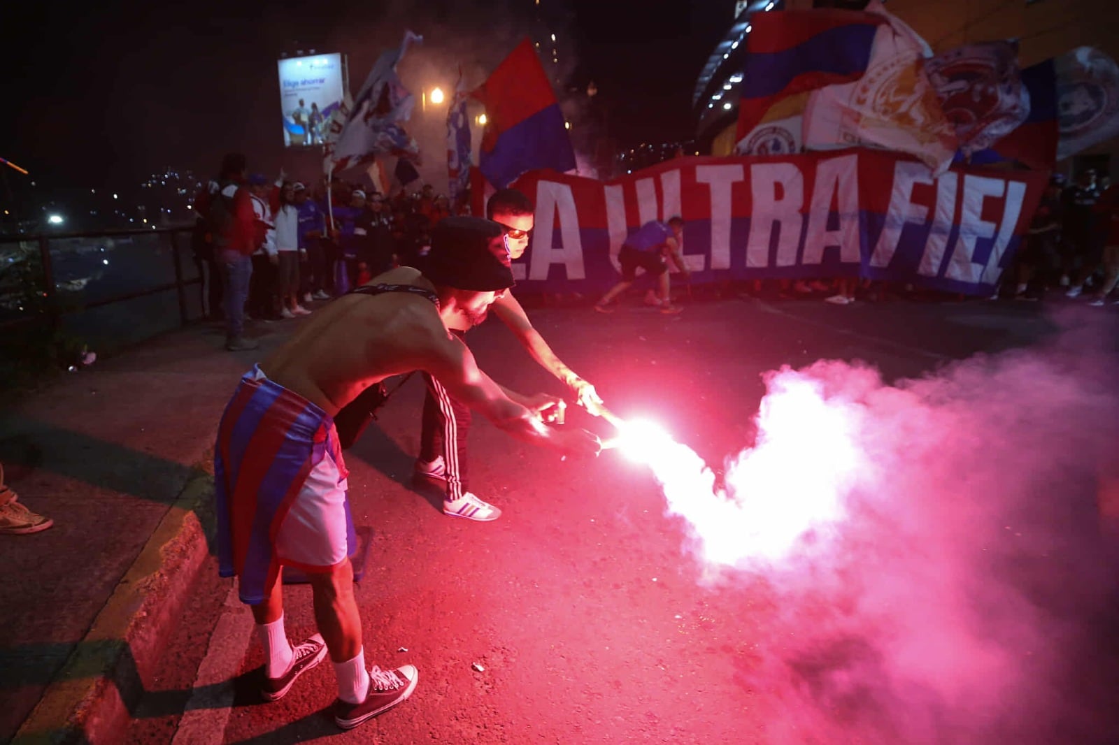 Dentro y fuera del "Chelato" Uclés se vive una fiesta para la semifinal entre Olimpia y Liga Deportiva Alajuelense, en la Copa Centroamericana de Concacaf.