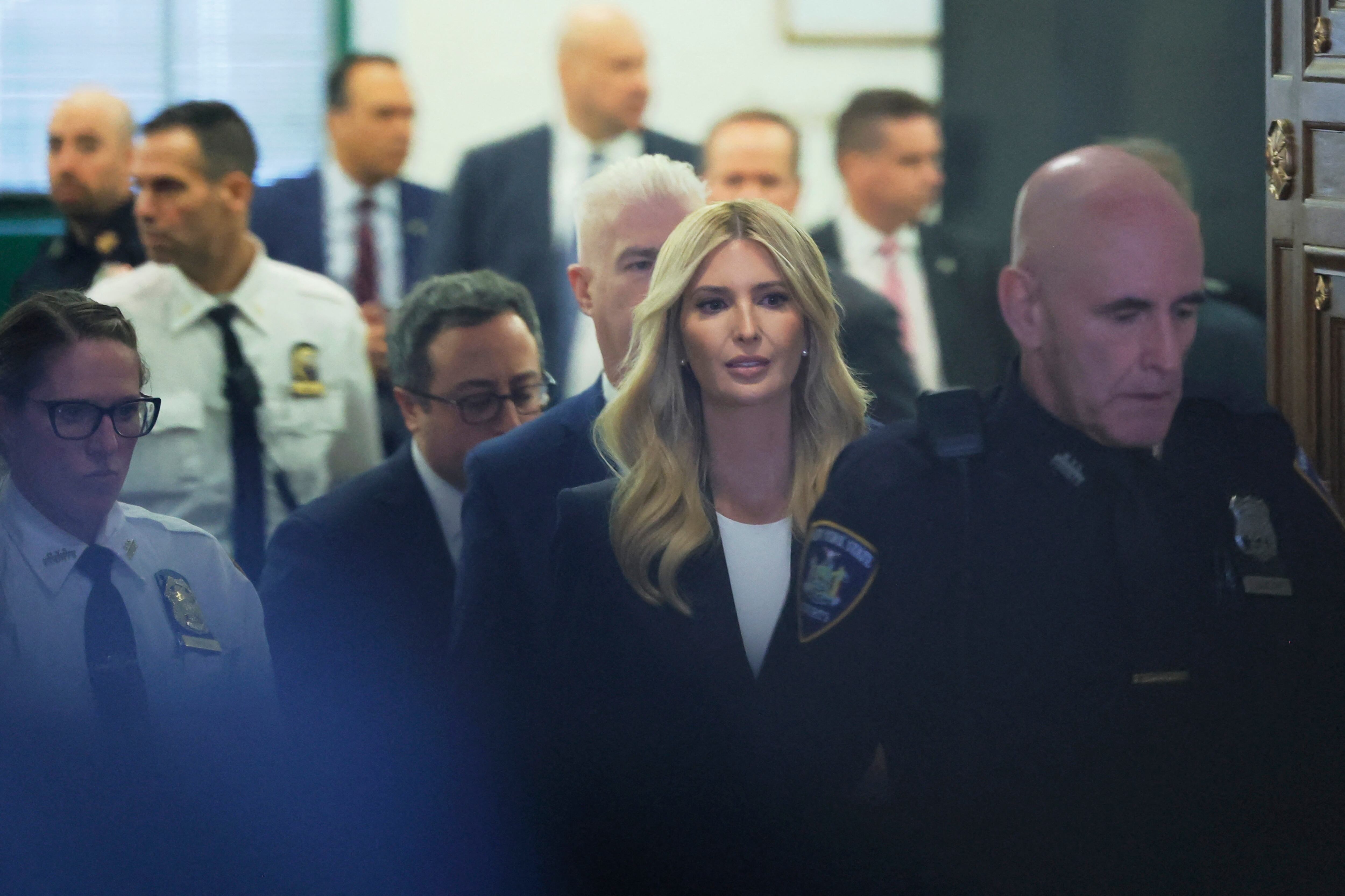 Ivanka Trump sale de la sala del tribunal para almorzar durante el juicio por fraude civil de su padre, el ex presidente Donald Trump, en la Corte Suprema del Estado de Nueva York.