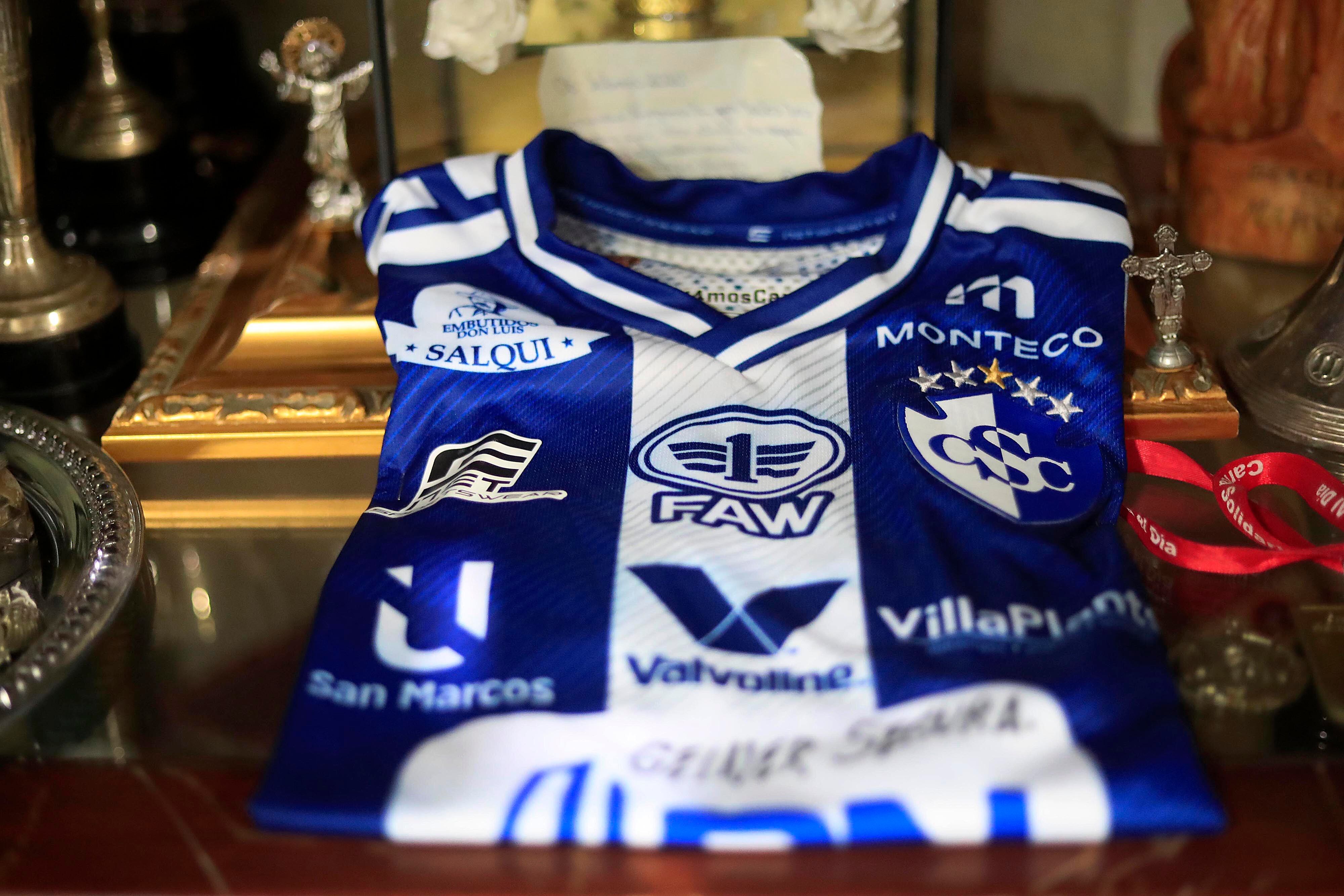 14/07/2024 Cartago. Los exvotos son manifestaciones de fe que llenan las urnas del santuario de la Virgen de los Ángeles, en Cartago. Hay de diversos tamaños, formas y colores, pero todos tienen como objetivo agradecer o pedir a la Patrona de Costa Rica que interceda ante determinadas situaciones. Foto: Rafael Pacheco Granados