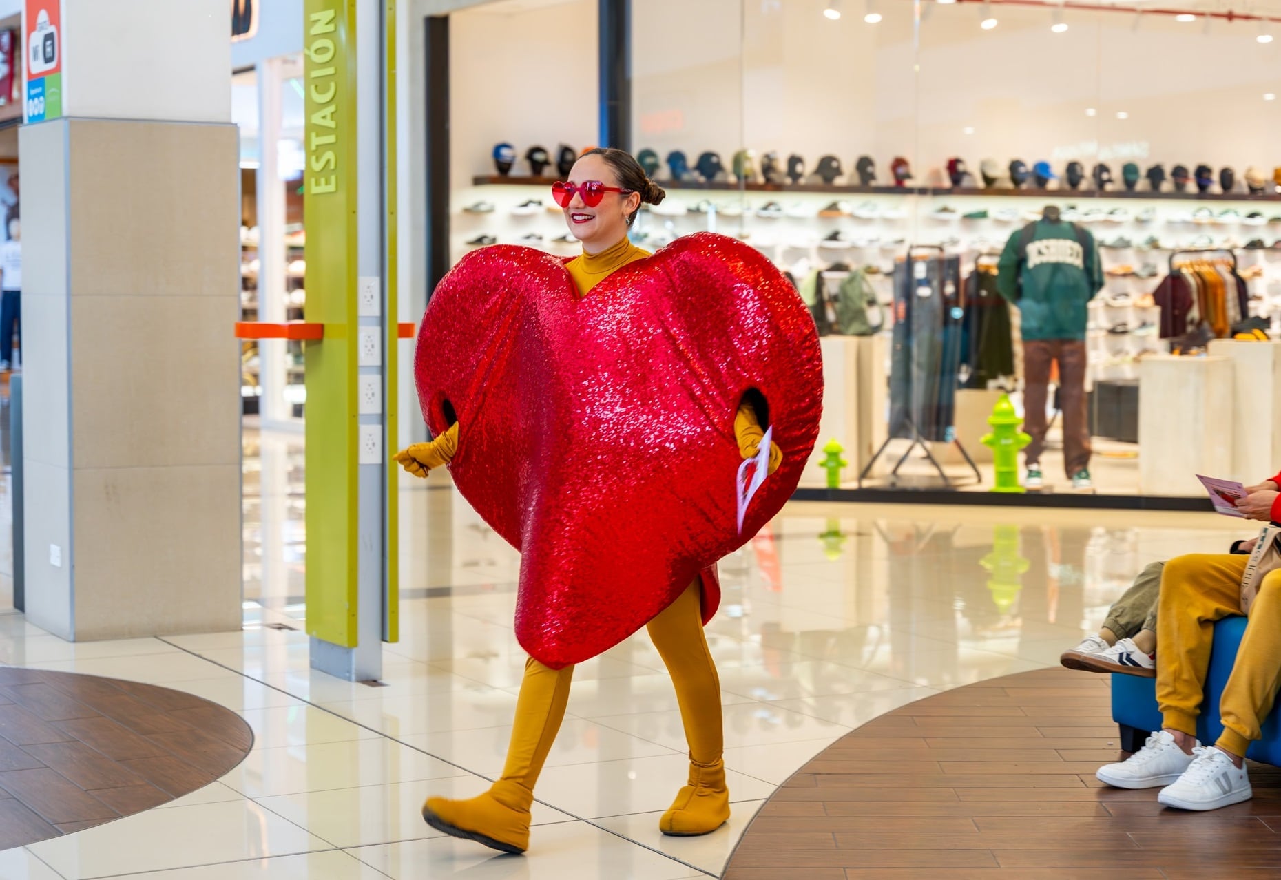 Un equipo temático denominado 'Escuadrón Cupido' recorrerá los restaurantes para pagar la cuenta de parejas o familias seleccionadas al azar.