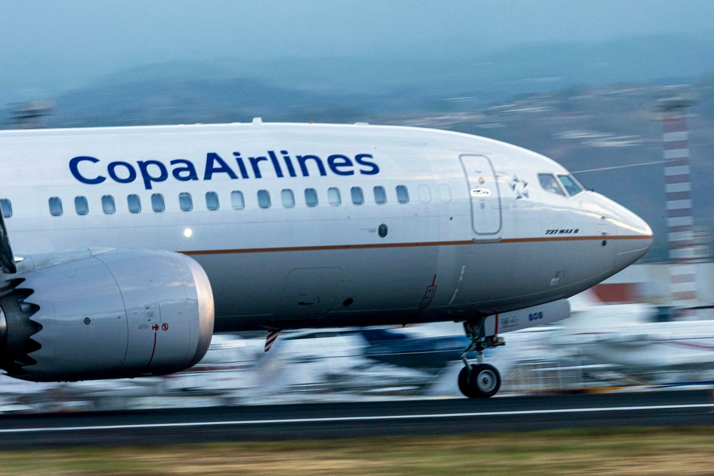 Pareja intentó tener relaciones sexuales durante vuelo de Copa Airlines y terminó detenida en Argentina