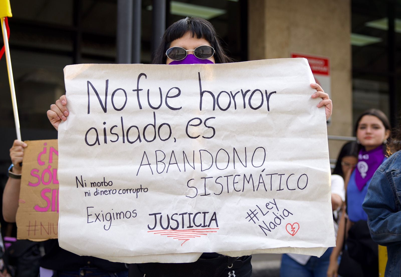 Grupos feministas se manifestaron a las afueras de los Tribunales de Heredia durante el juicio por el feminicidio de Nadia Peraza.