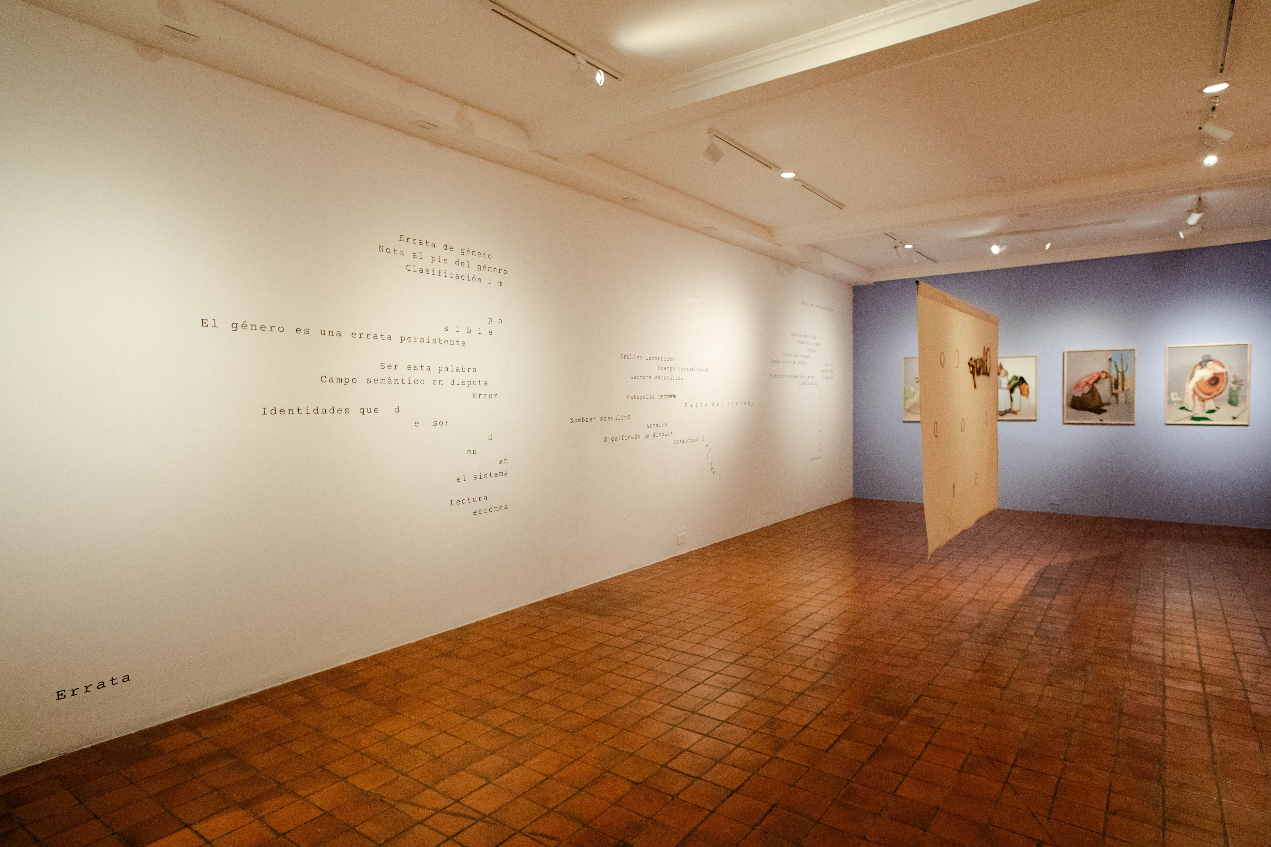 En la pared se aprecia 'Fe de erratas', obra gráfica de la guatemalteca Jimena Pons, exhibida en el Centro Cultural de España.